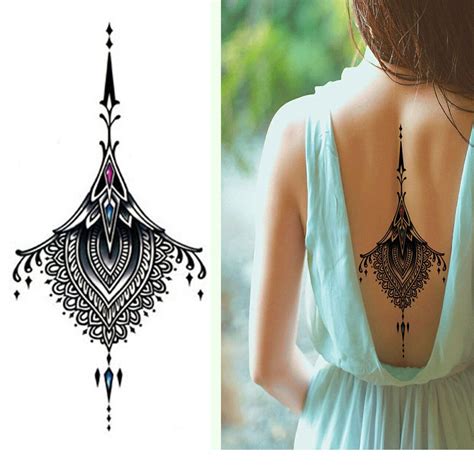 tatuajes debajo del pecho para mujer|Tatuajes para mujeres en el PECHO: 30 diseños ATREVIDOS y。